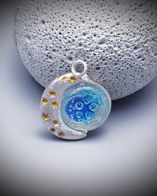 pandantiv de autor, reversibil, cu tema cosmica, din argint fin, cu portelan si cabochon de sticla fuzionata cu bule
