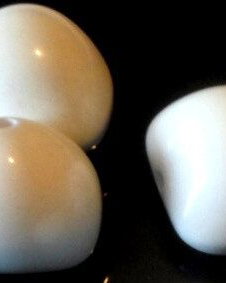 Margele plastice inima neuniforma alb mat