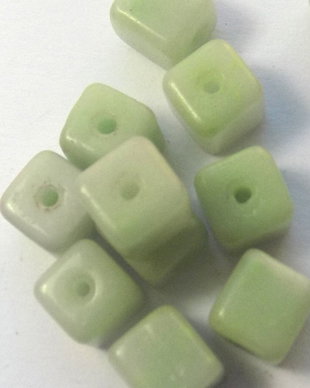 Margele plastice cub vernil deschis 8,5 mm
