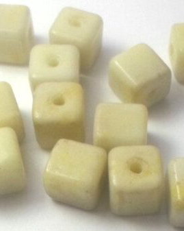 Margele plastice cub galben deschis 8,5 mm