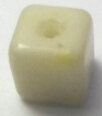 Margele plastice cub galben deschis 8,5 mm