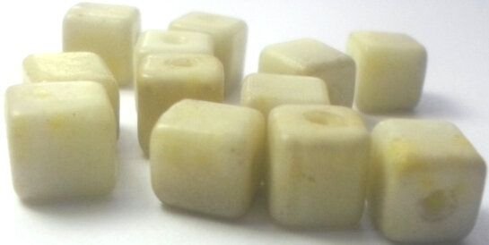 Margele plastice cub galben deschis 8,5 mm