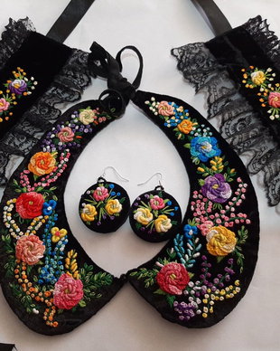 Set cu broderie manuala:guler, cercei, mansete.Rezervat