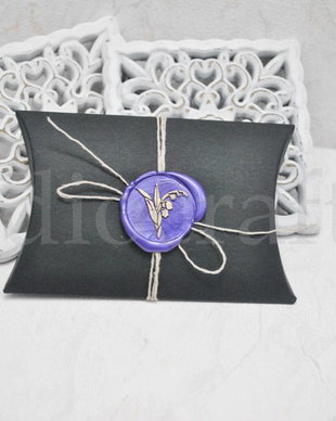 Cutiuta pillow neagra cu sigiliu de ceara