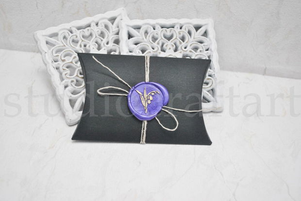 Cutiuta pillow neagra cu sigiliu de ceara