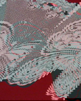 Perdeluta inegala cu fluturi