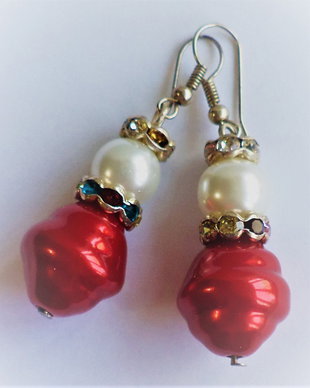 Cercei handmade din margele de sticla rosu si alb/cercei martisor