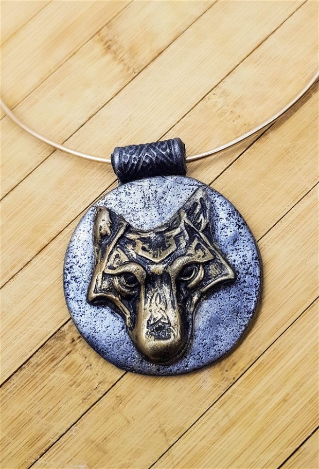 "Bronze Wolf" - pandantiv cu lup celtic modelat manual, pe colier din cupru