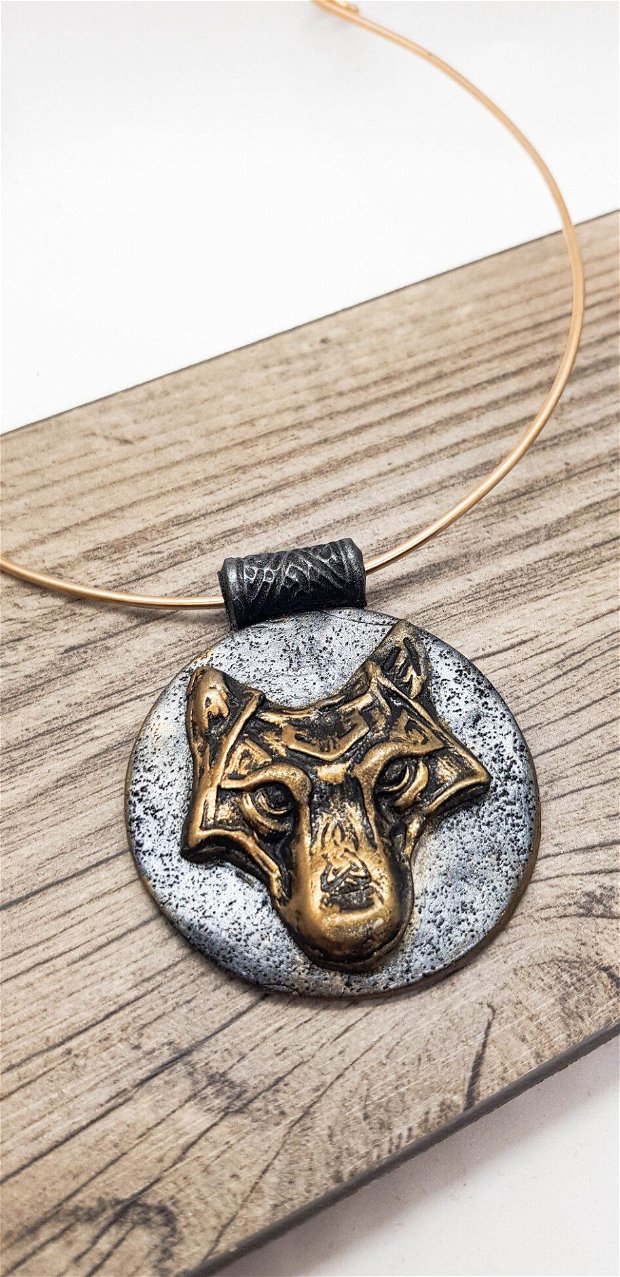"Bronze Wolf" - pandantiv cu lup celtic modelat manual, pe colier din cupru