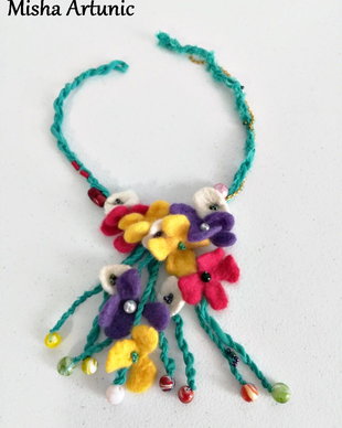 Colier cu flori multicolore, impaslite