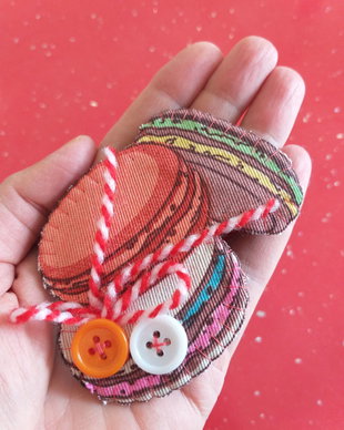 Broșă ,mărțișor dulce,macarons în trei culori