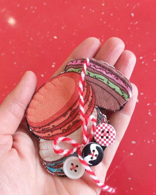 Broșă,mărțișor dulce,macarons cu mustață