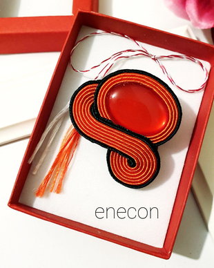 Brosa rosu si negru, Brosa-mărțișor soutache