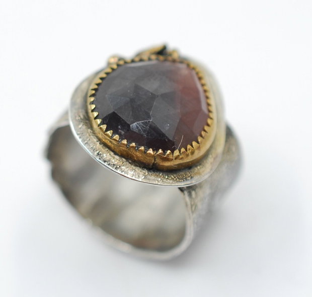 Inel argint 925 cu safir natural fatetat, rose cut, cu caseta din profil gold filled 20/14K