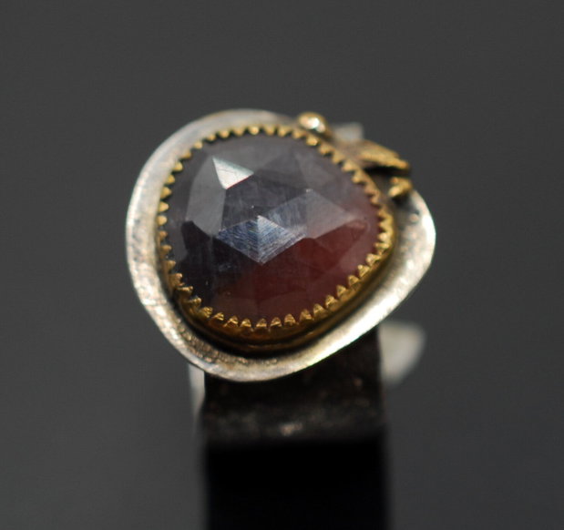 Inel argint 925 cu safir natural fatetat, rose cut, cu caseta din profil gold filled 20/14K