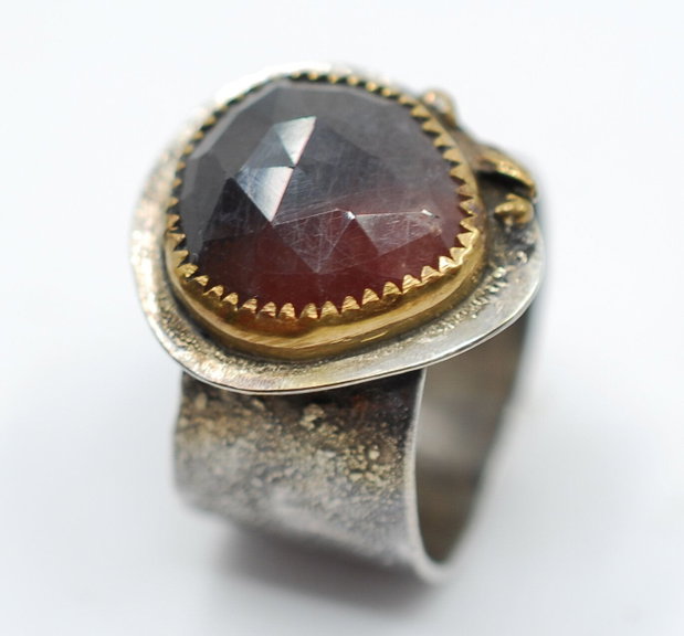 Inel argint 925 cu safir natural fatetat, rose cut, cu caseta din profil gold filled 20/14K