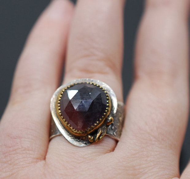 Inel argint 925 cu safir natural fatetat, rose cut, cu caseta din profil gold filled 20/14K