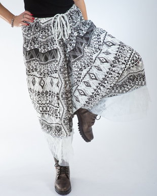 Pantaloni dantelați