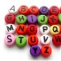 Margele acrilice banut alfabet multicolore mat cu litere negre 40 buc.