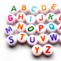 Margele acrilice banut alfabet alb mat cu litere multicolore 33 buc.