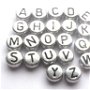 Margele acrilice banut alfabet argintiu cu litere negre 47 buc.