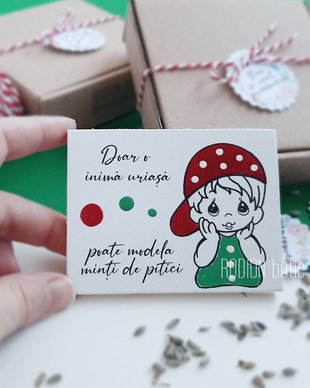 Martisor pentru educatoare magnet pictat manual cu mesaj baietel