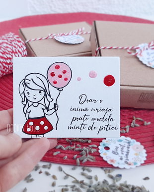 Martisor pentru educatoare magnet pictat manual cu mesaj fetita