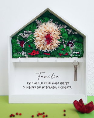 Cuier casuta decorat cu licheni stabilizati personalizat cu text