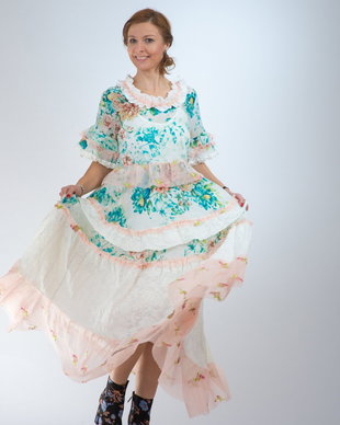 Rochie colorată, înflorată,cu volane ample accesorizată
