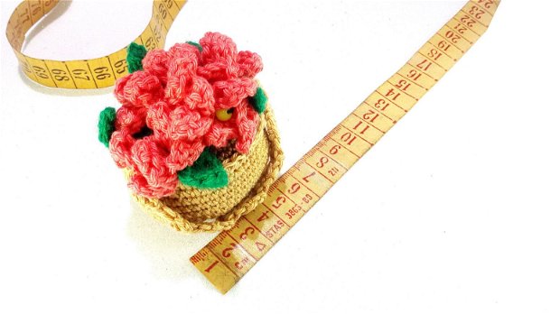 Cos cu flori - martisor crosetat manual - cadou miniatura