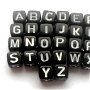 Margele acrilice cub alfabet negru cu litere albe 34 buc. 5 mm