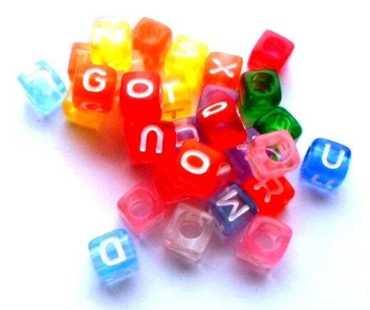 Margele acrilice cub alfabet multicolore transparent cu litere albe 33 buc. 6 mm