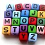 Margele acrilice cub alfabet multicolore mat cu litere negre 39 buc. 6 mm