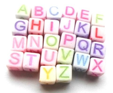 Margele acrilice cub alfabet multicolore pale cu litere multicolore deschis 40 buc. 6 mm