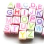 Margele acrilice cub alfabet multicolore pale cu litere multicolore deschis 40 buc. 6 mm