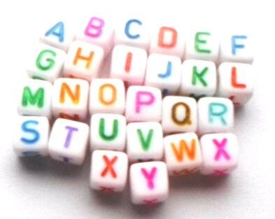 Margele acrilice cub alfabet albe cu litere multicolore inchise 34 buc. 6 mm