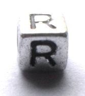 Margele acrilice cub alfabet argintiu cu litere negre 33 buc. 6 mm