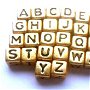 Margele acrilice cub alfabet auriu cu litere negre 34 buc. 6 mm