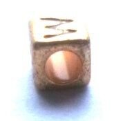 Margele acrilice cub alfabet auriu cu litere negre 34 buc. 6 mm
