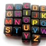 Margele acrilice cub alfabet negre cu litere multicolore inchise 34 buc. 6 mm