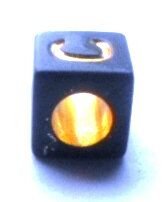 Margele acrilice cub alfabet negre cu litere aurii 33 buc. 6 mm