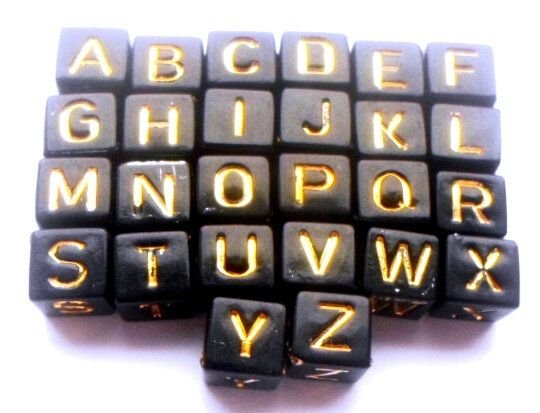 Margele acrilice cub alfabet negre cu litere aurii 33 buc. 6 mm