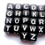 Margele acrilice cub alfabet negre cu litere albe 34 buc. 6 mm