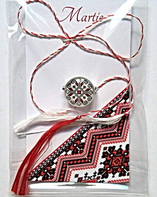Brosa martisor cabochon sticla 14mm motive traditionale model 2