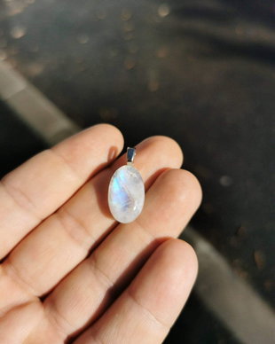 Pandantiv Piatra Lunii (Moon Stone) unicat, 100% natural cu agatatoare din metal rodiat