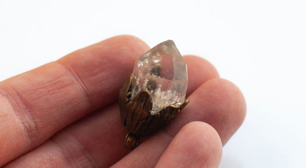 Pandant cu crystal point quartz si capacel vegetal bronz T05604