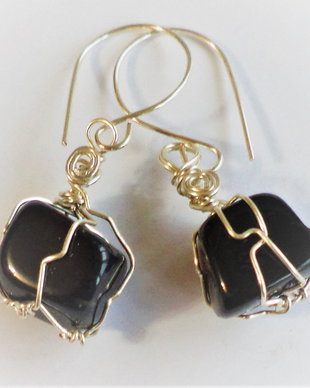 Cercei handmade din pietre de onix in cusca de sarma