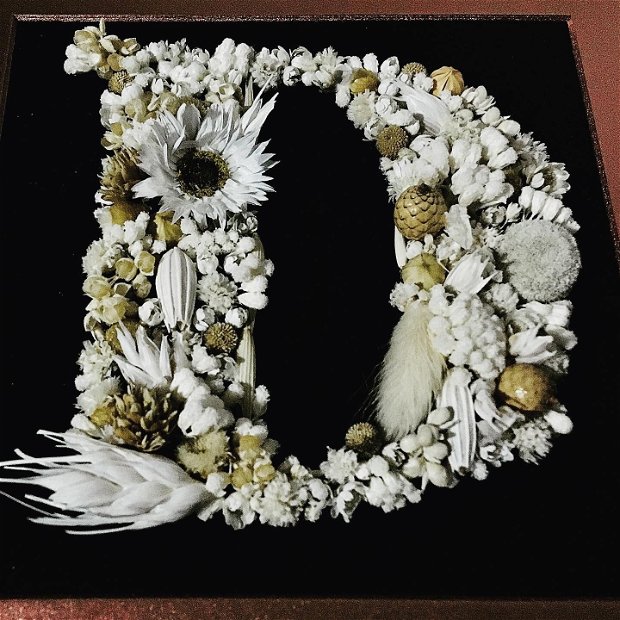Tablou cu monograma din flori naturale