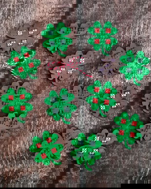 Martisor trifoi, martisor trifoi cu patru foi, martisoare trifoi, brosa trifoi, martisor cusut, martisor brodat, martisor lemn, martisor pictat manual