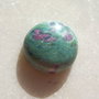 Cabochon rotund Rubin in fucsit (INDIA - lucrat manual) aprox 21.4x8.5 mm